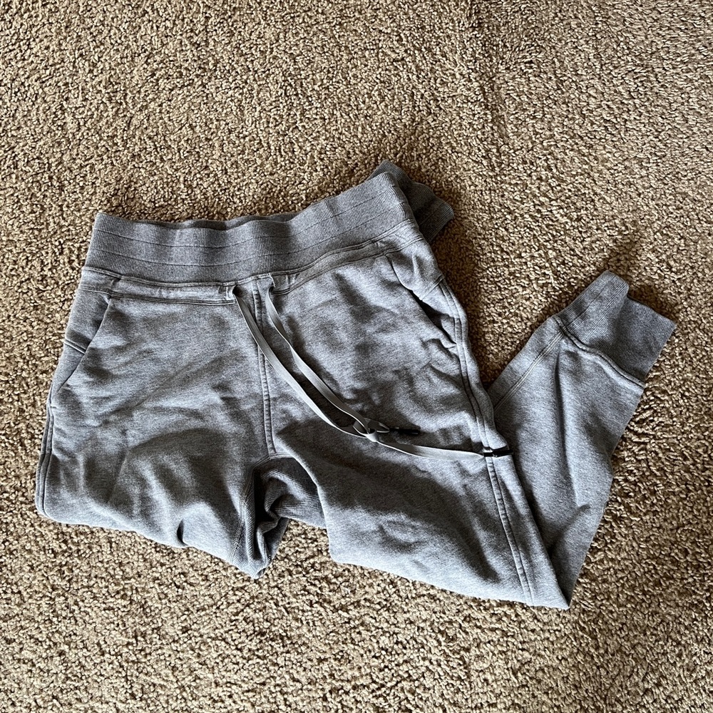 Gray lululemon cropped joggers